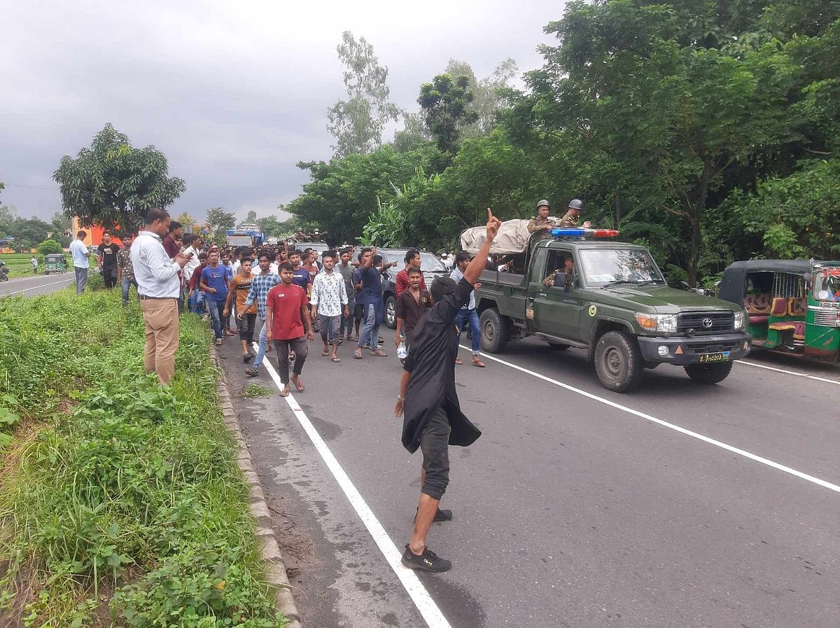অবরুদ্ধ অবস্থা থেকে বিএনপি নেতা গোলাম আকবর খন্দকার ও তার সঙ্গে থাকা নেতাদের উদ্ধার করে নিয়ে যাচ্ছে সেনাবাহিনী। আজ বিকেলে মিরসরাইয়ের নয়দুযারিয়া এলাকায় ঢাকা-চট্টগ্রাম মহাসড়ক থেকে তোলা